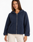 Felpa donna bouclé con cappuccio e zip Blu scuro indossata da Polly 4 - dettaglio