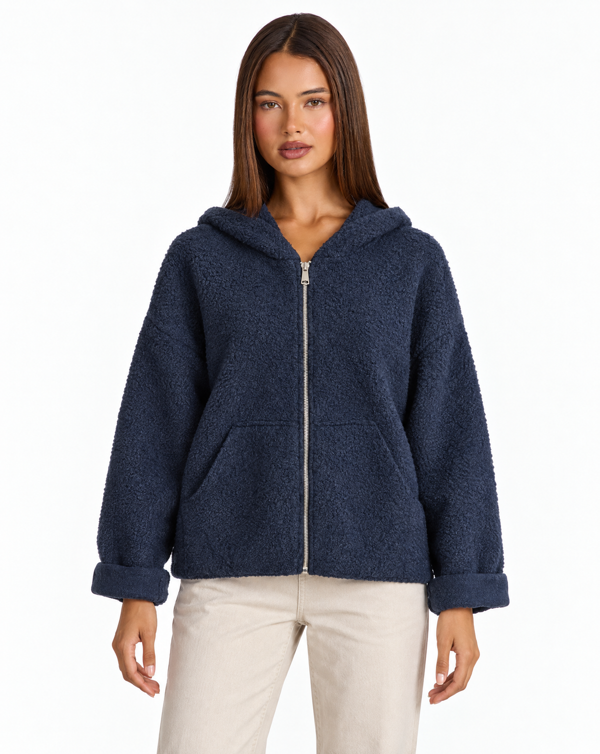 Felpa donna bouclé con cappuccio e zip Blu scuro indossata da Polly 4 - frontale