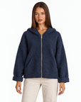 Felpa donna bouclé con cappuccio e zip Blu scuro indossata da Polly 4 - frontale