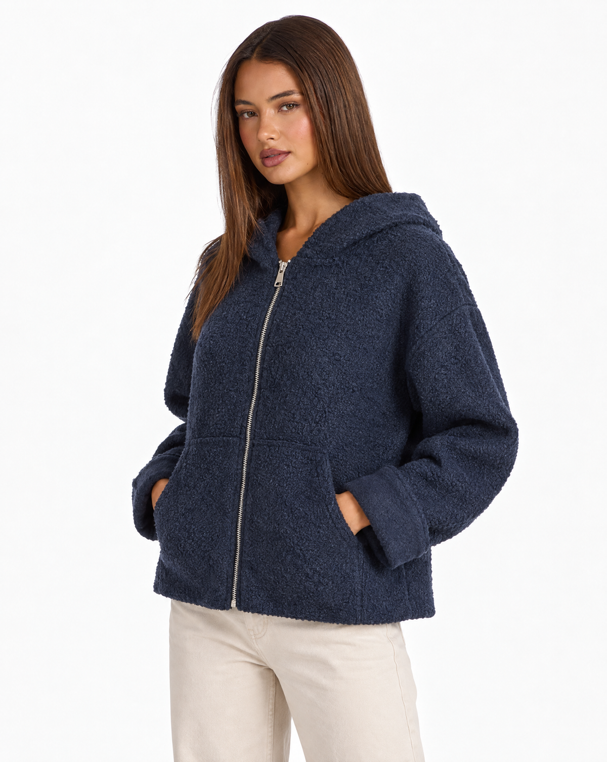 Felpa donna bouclé con cappuccio e zip Blu scuro indossata da Polly 4 - tre-quarti