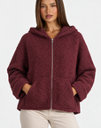 Felpa donna bouclé con cappuccio e zip Bordò indossata da Polly 4 - dettaglio