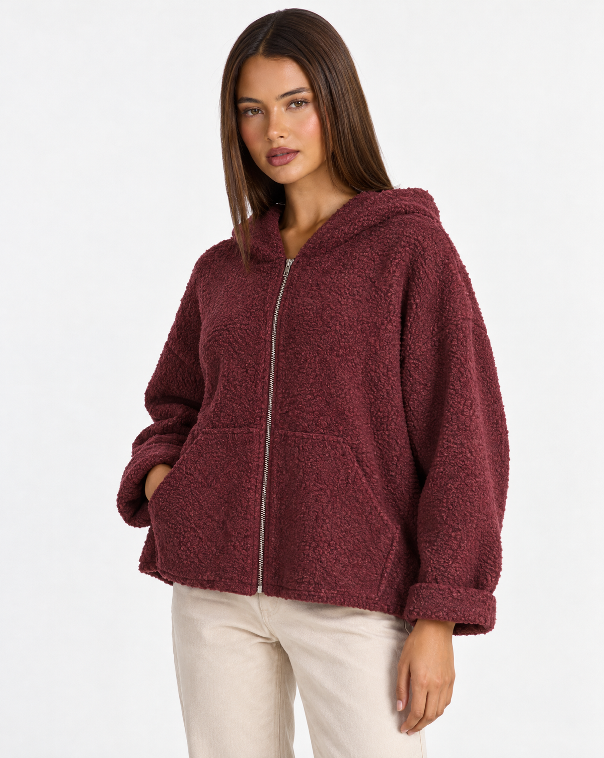 Felpa donna bouclé con cappuccio e zip Bordò indossata da Polly 4 - tre-quarti