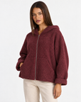 Felpa donna bouclé con cappuccio e zip Bordò indossata da Polly 4 - tre-quarti