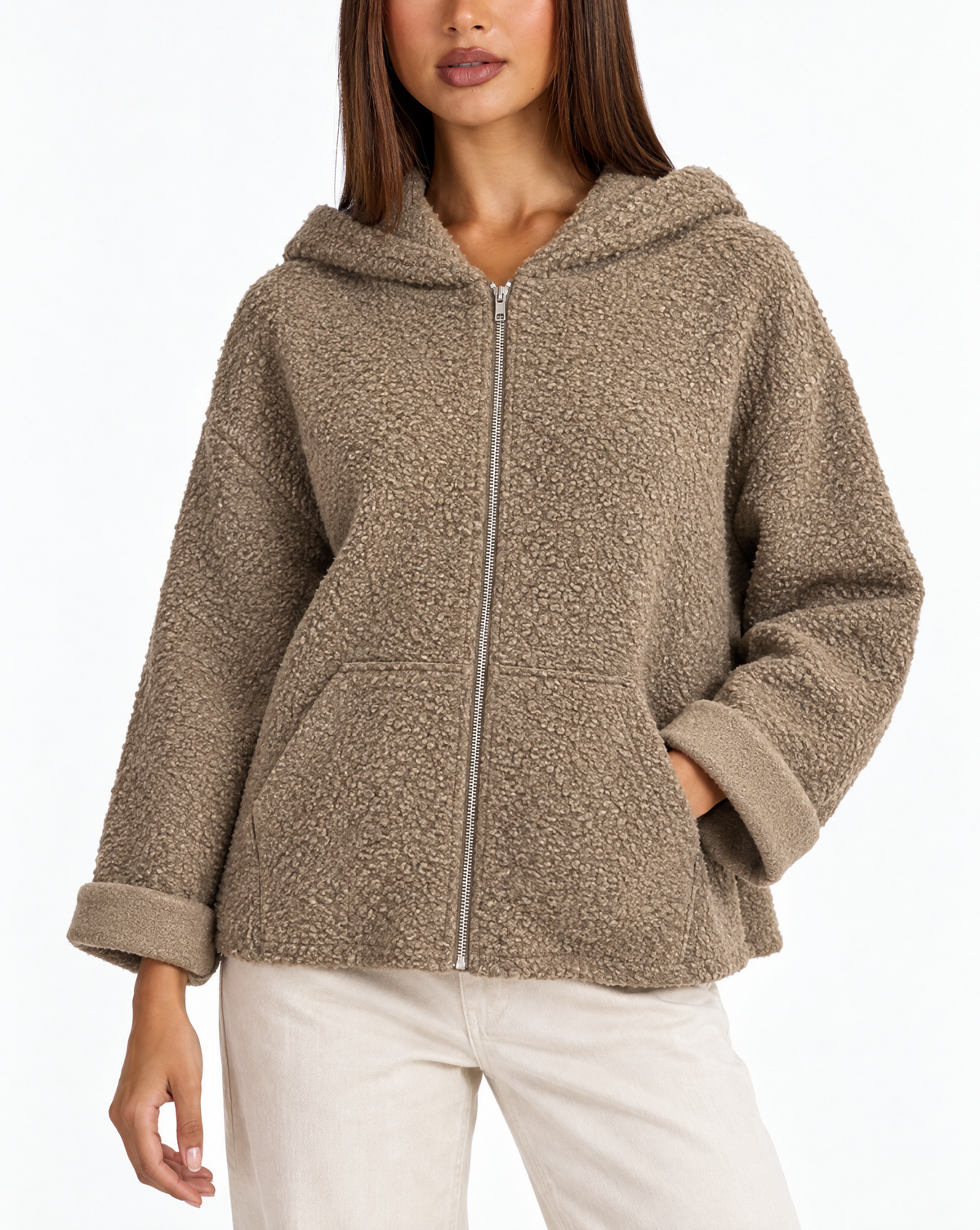 Felpa donna bouclé con cappuccio e zip Marrone indossata da Polly 4 - dettaglio