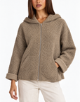 Felpa donna bouclé con cappuccio e zip Marrone indossata da Polly 4 - dettaglio