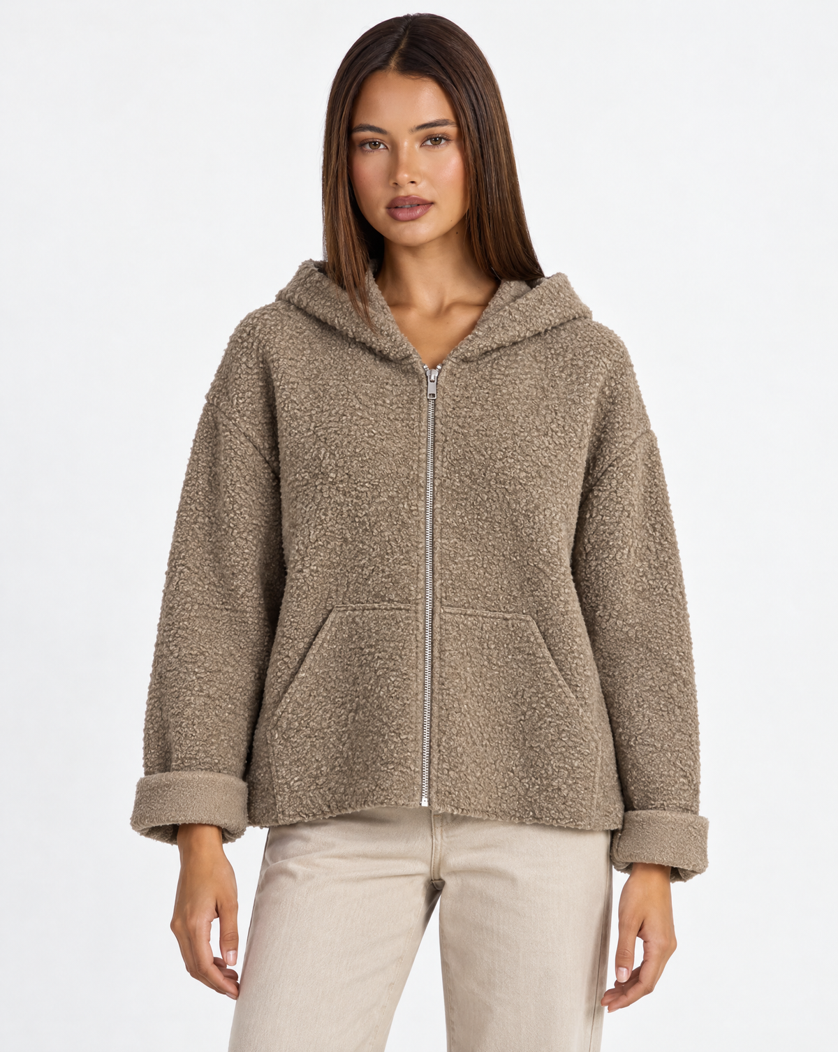 Felpa donna bouclé con cappuccio e zip Marrone indossata da Polly 4 - frontale