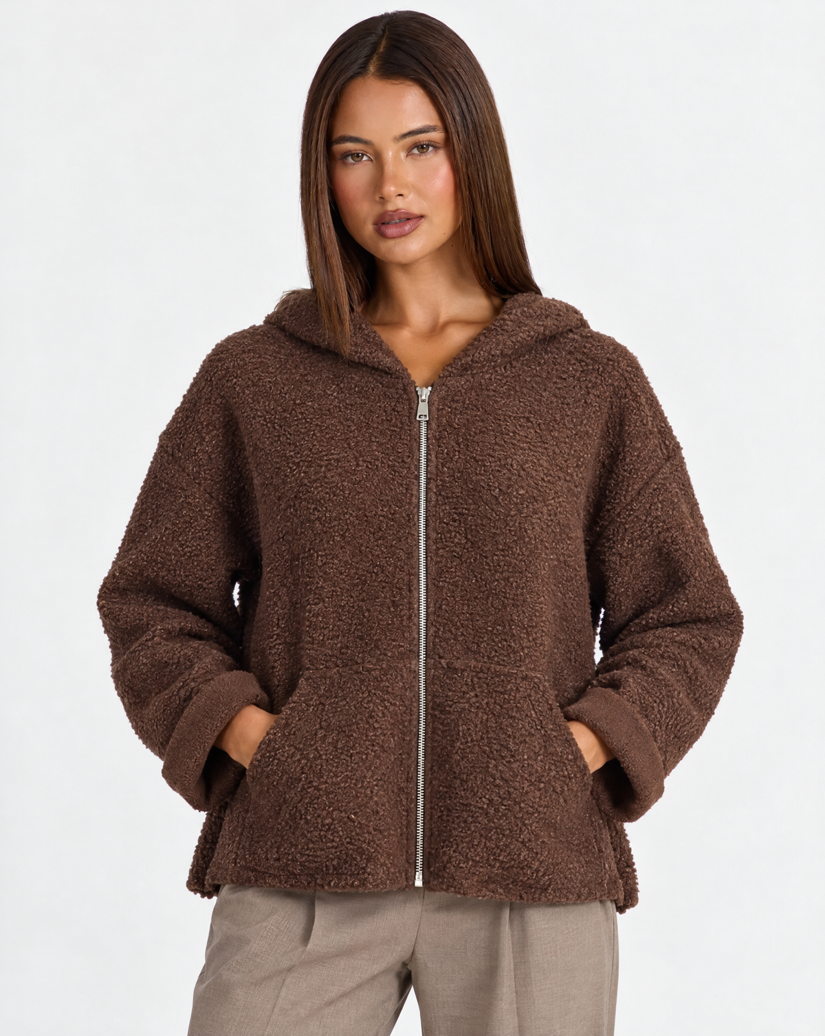 Felpa donna bouclé con cappuccio e zip Marrone scuro indossata da Polly 4 - dettaglio