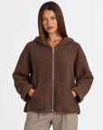 Felpa donna bouclé con cappuccio e zip Marrone scuro indossata da Polly 4 - dettaglio