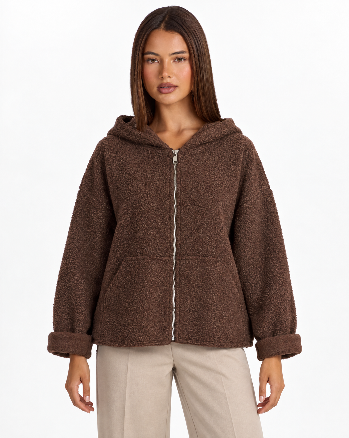 Felpa donna bouclé con cappuccio e zip Marrone scuro indossata da Polly 4 - frontale