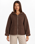 Felpa donna bouclé con cappuccio e zip Marrone scuro indossata da Polly 4 - frontale