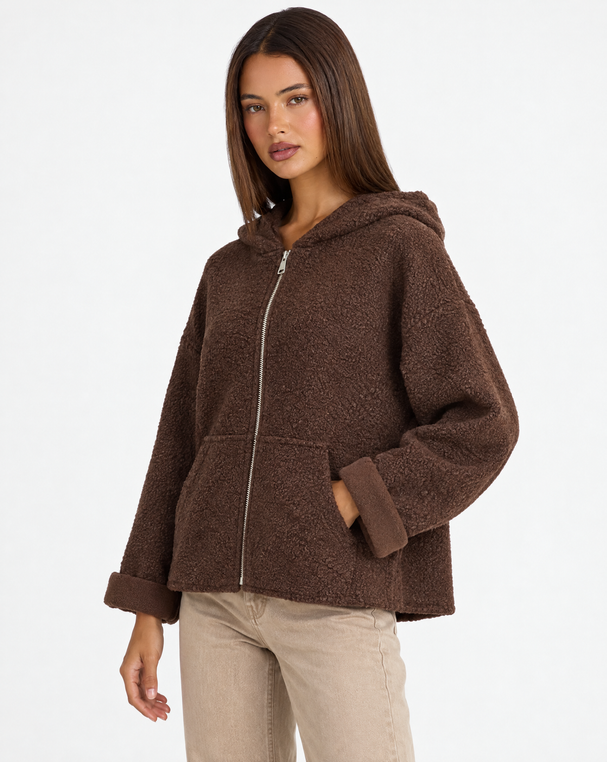 Felpa donna bouclé con cappuccio e zip Marrone scuro indossata da Polly 4 - tre-quarti