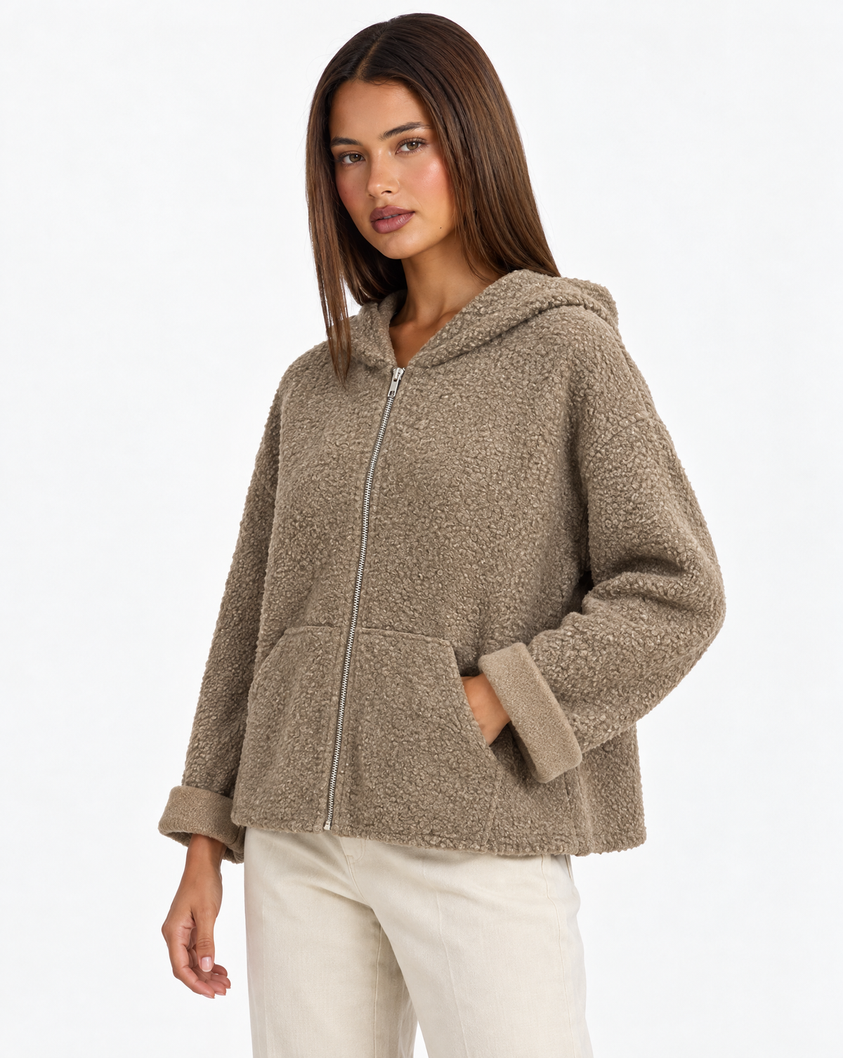 Felpa donna bouclé con cappuccio e zip Marrone indossata da Polly 4 - tre-quarti