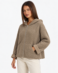 Felpa donna bouclé con cappuccio e zip Marrone indossata da Polly 4 - tre-quarti