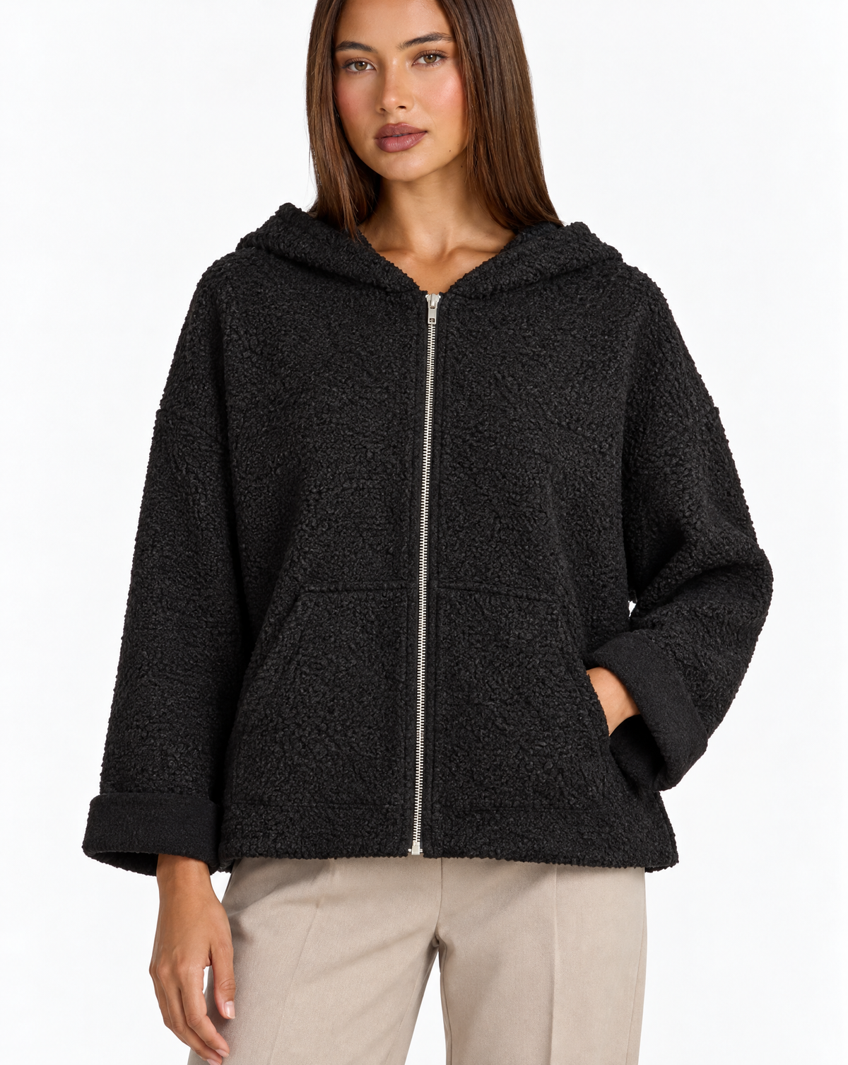 Felpa donna bouclé con cappuccio e zip Nero indossata da Polly 4 - dettaglio