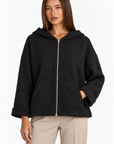 Felpa donna bouclé con cappuccio e zip Nero indossata da Polly 4 - dettaglio
