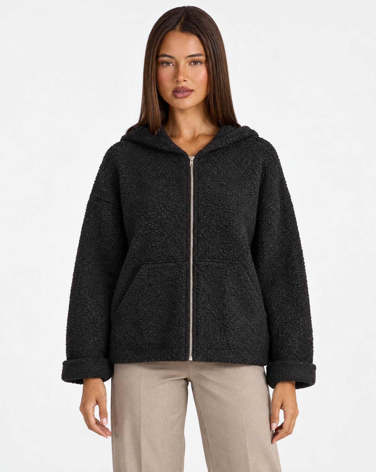 Felpa donna bouclé con cappuccio e zip Nero indossata da Polly 4 - frontale