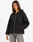 Felpa donna bouclé con cappuccio e zip Nero indossata da Polly 4 - tre-quarti