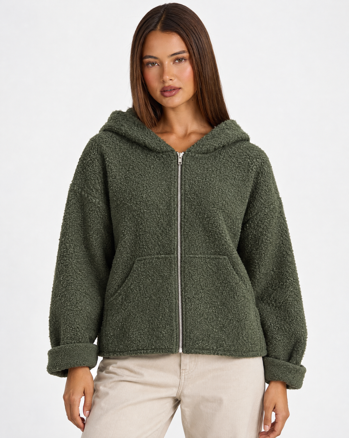 Felpa donna bouclé con cappuccio e zip Verde scuro indossata da Polly 4 - dettaglio