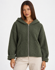Felpa donna bouclé con cappuccio e zip Verde scuro indossata da Polly 4 - dettaglio