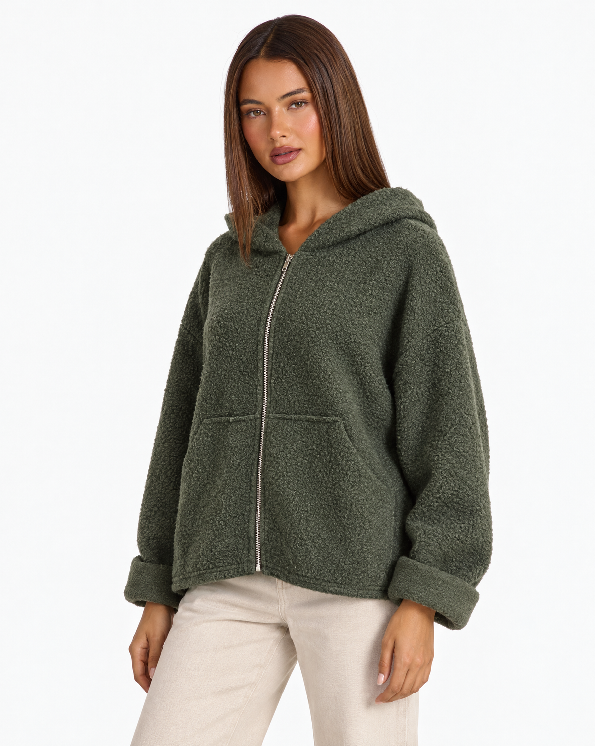Felpa donna bouclé con cappuccio e zip Verde scuro indossata da Polly 4 - tre-quarti