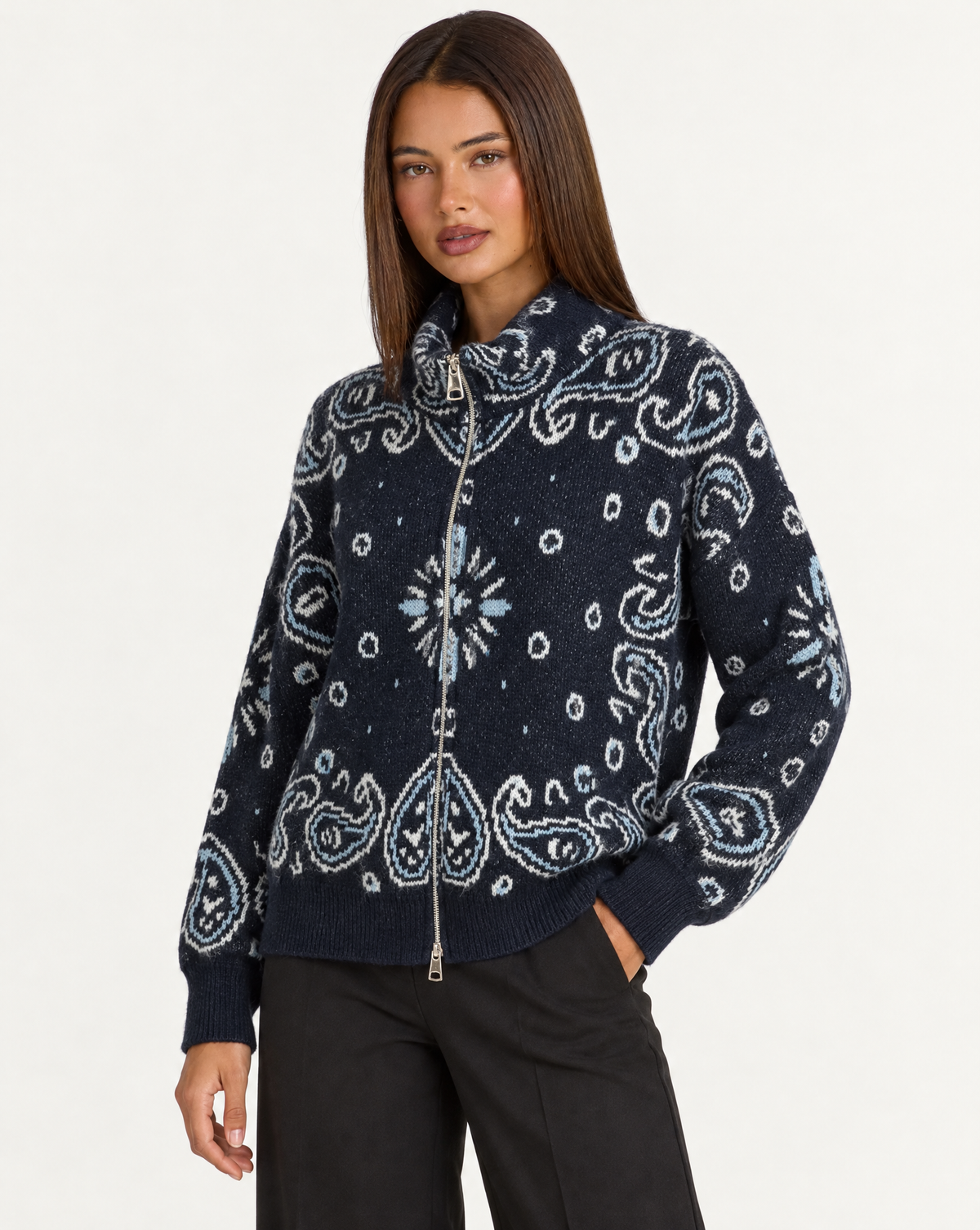 Felpa donna paisley blu con zip e collo alto – vista di tre quarti su Polly 4