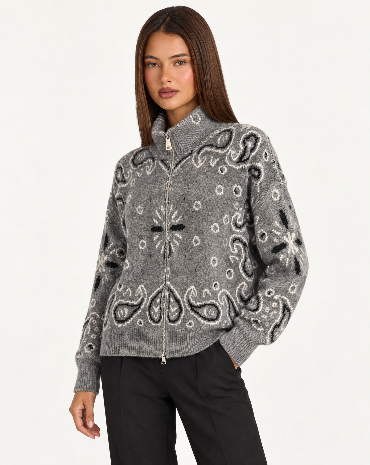 Felpa donna paisley grigio con zip e collo alto – vista di tre quarti su Polly 4