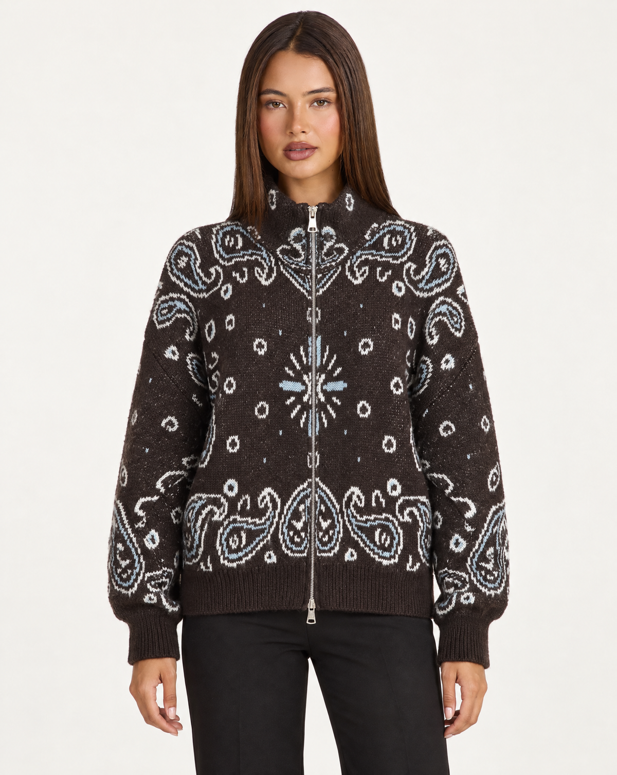 Felpa donna paisley marrone con zip e collo alto – vista frontale su Polly 4