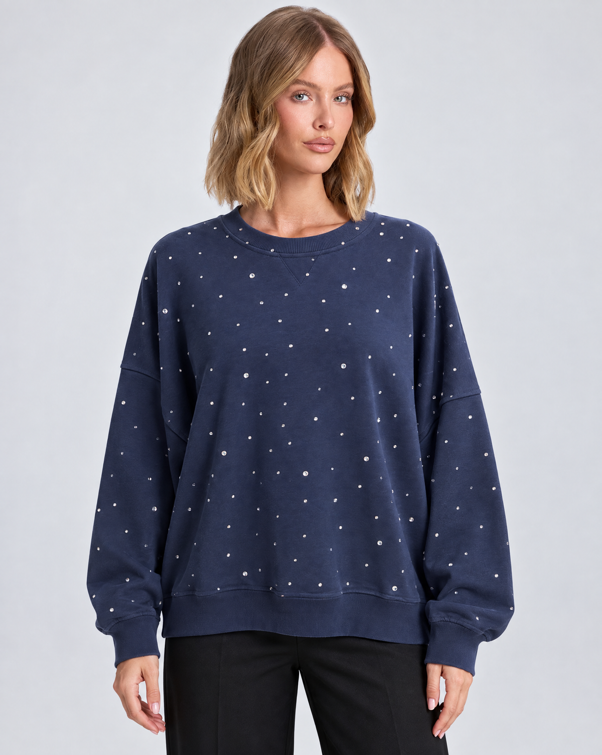 Felpa donna oversize con strass blu indossata da Polly 5, vista frontale