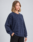 Felpa donna oversize con strass blu indossata da Polly 5, vista tre quarti