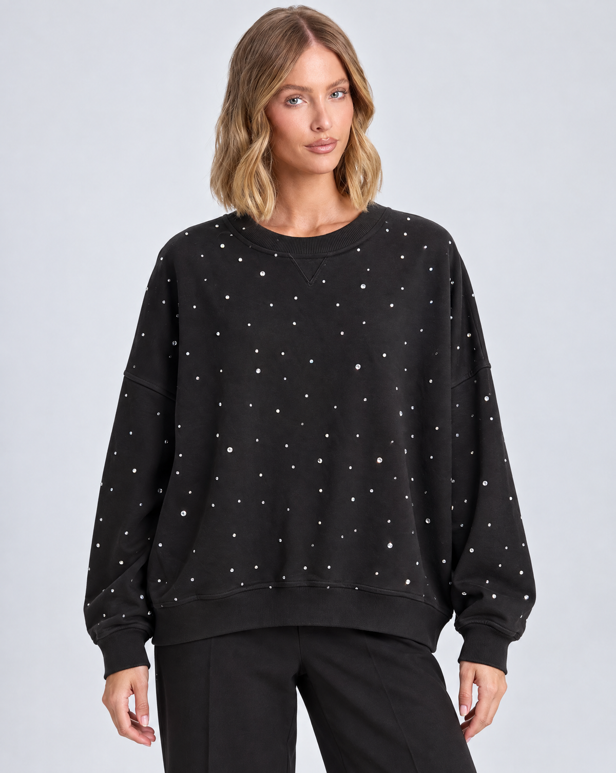 Felpa donna oversize con strass nero indossata da Polly 5, vista frontale