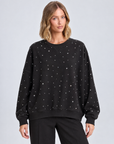 Felpa donna oversize con strass nero indossata da Polly 5, vista frontale