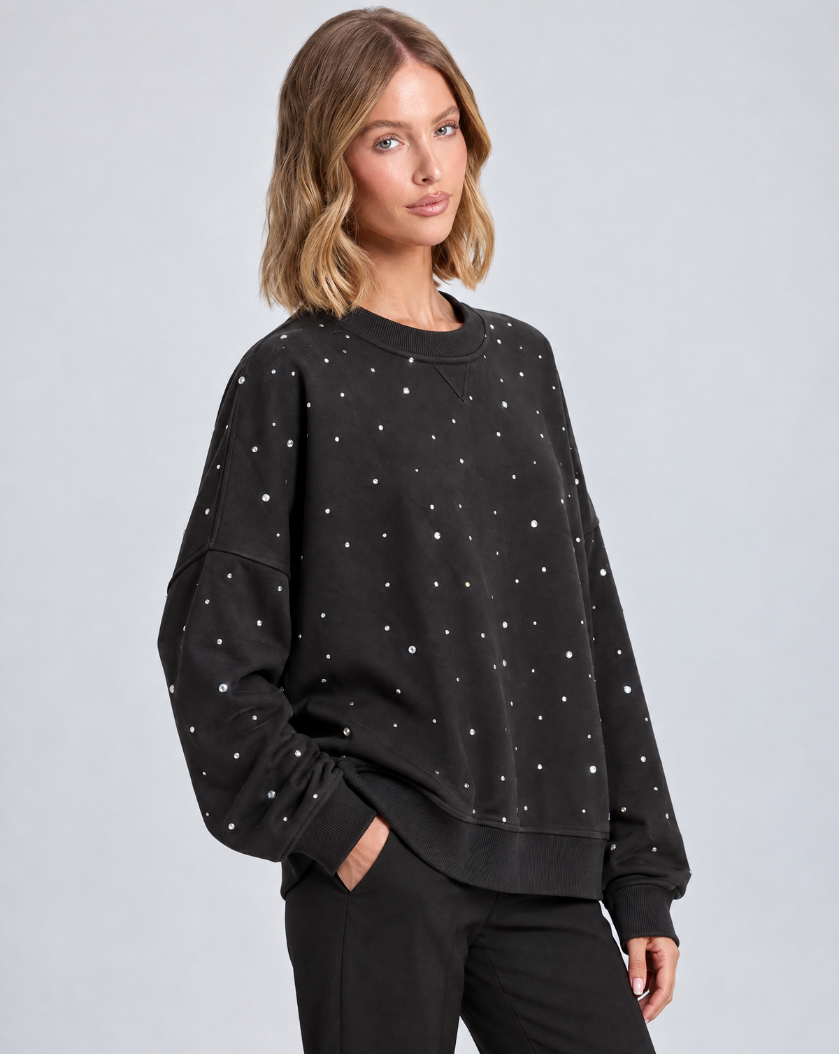 Felpa donna oversize con strass nero indossata da Polly 5, vista tre quarti