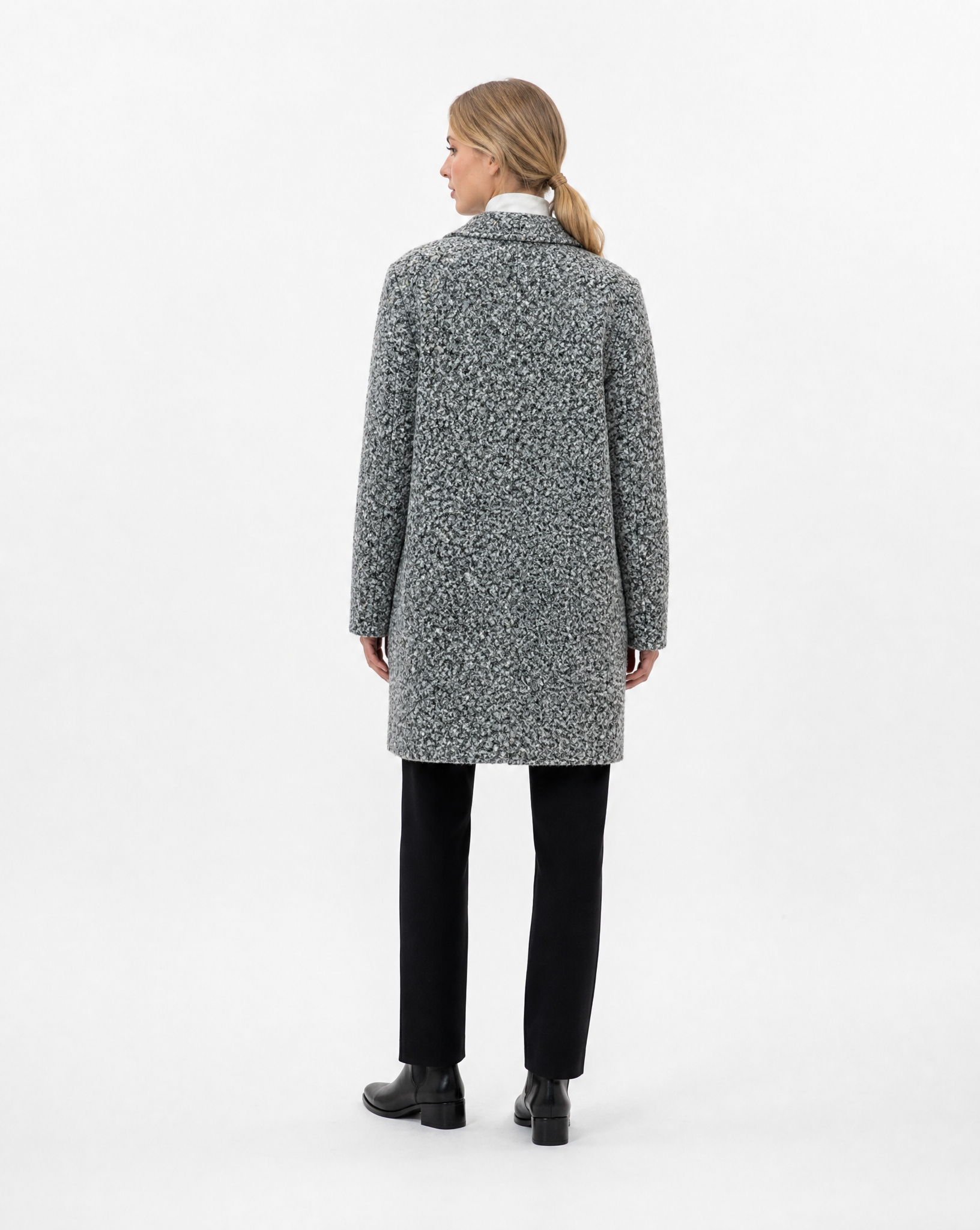 Giacca bouclé con bottone Grigio - vista posteriore con Polly 5