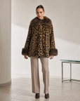 Giacca animalier con collo e polsi in ecopelliccia indossata da Polly 6, vista frontale