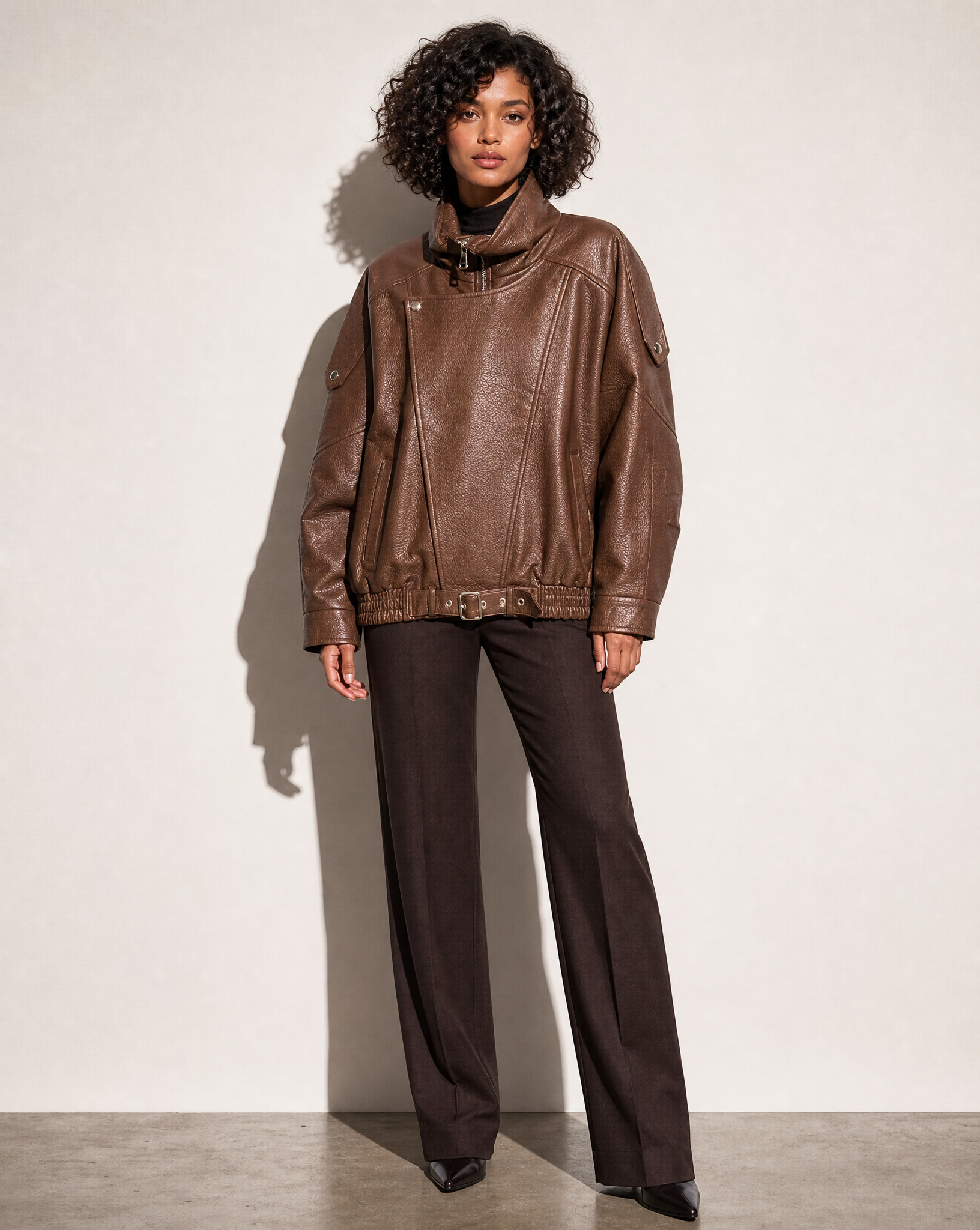 Giacca bomber oversize effetto pelle marrone, vista frontale, indossata da Polly 6