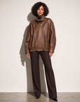 Giacca bomber oversize effetto pelle marrone, vista frontale, indossata da Polly 6