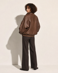 Giacca bomber oversize effetto pelle marrone, vista retro, indossata da Polly 6