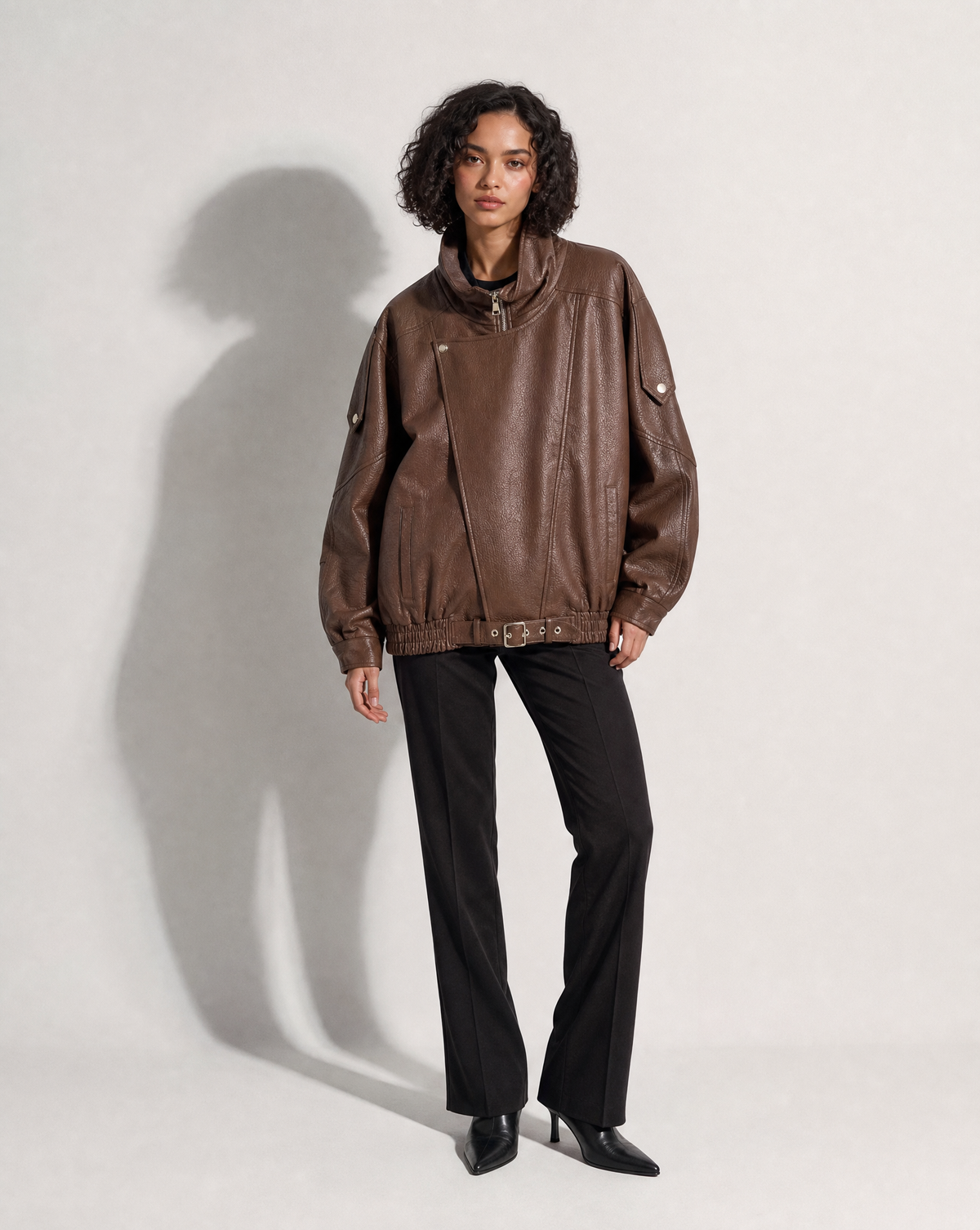 Giacca bomber oversize effetto pelle marrone, vista tre-quarti, indossata da Polly 6