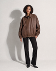 Giacca bomber oversize effetto pelle marrone, vista tre-quarti, indossata da Polly 6