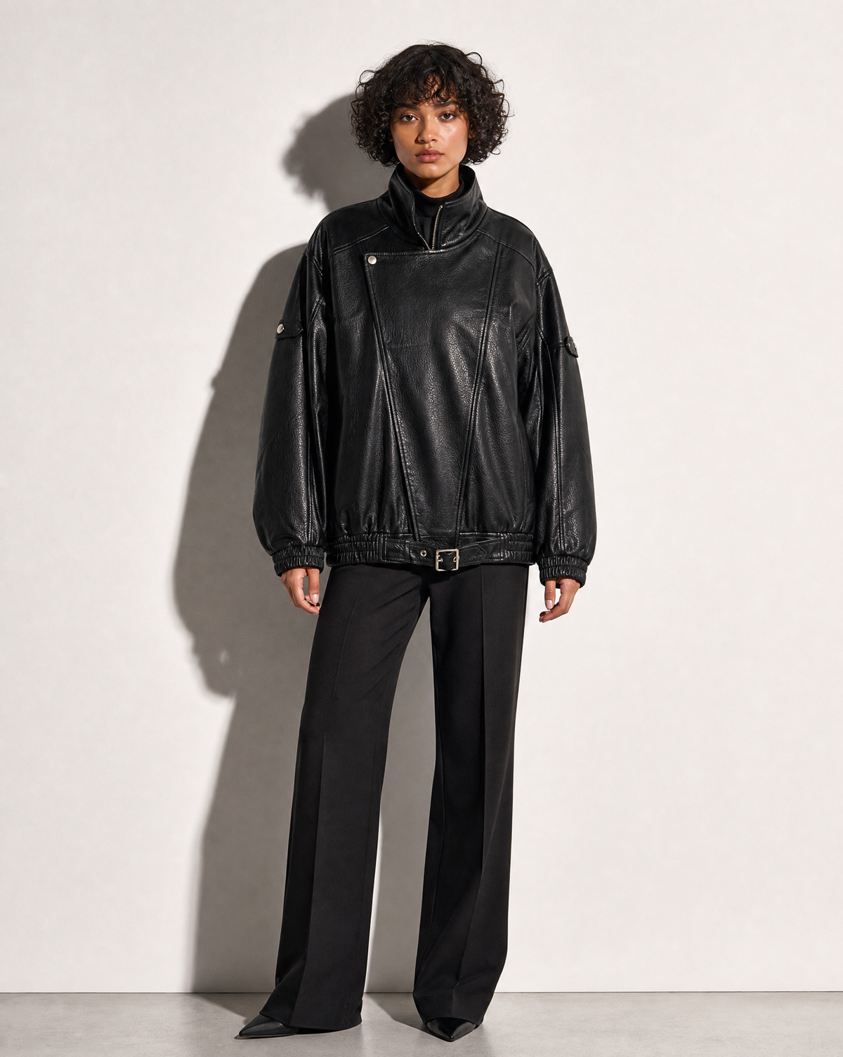 Giacca bomber oversize effetto pelle nero, vista frontale, indossata da Polly 6