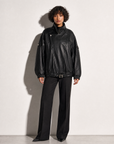 Giacca bomber oversize effetto pelle nero, vista frontale, indossata da Polly 6