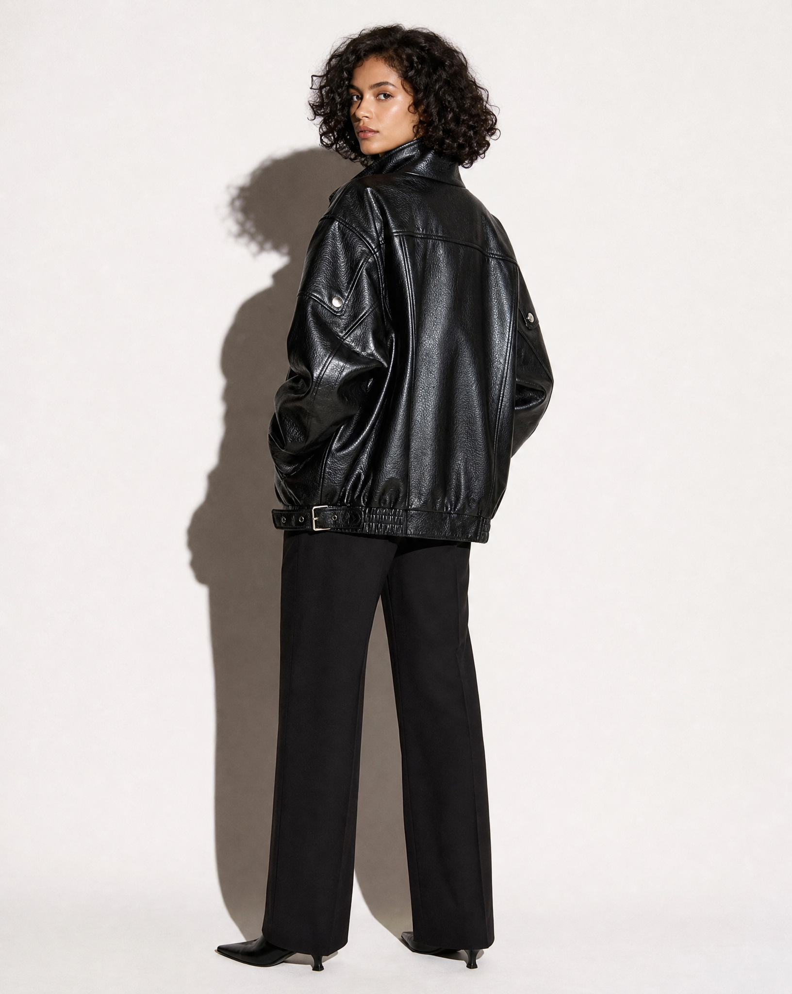 Giacca bomber oversize effetto pelle nero, vista retro, indossata da Polly 6