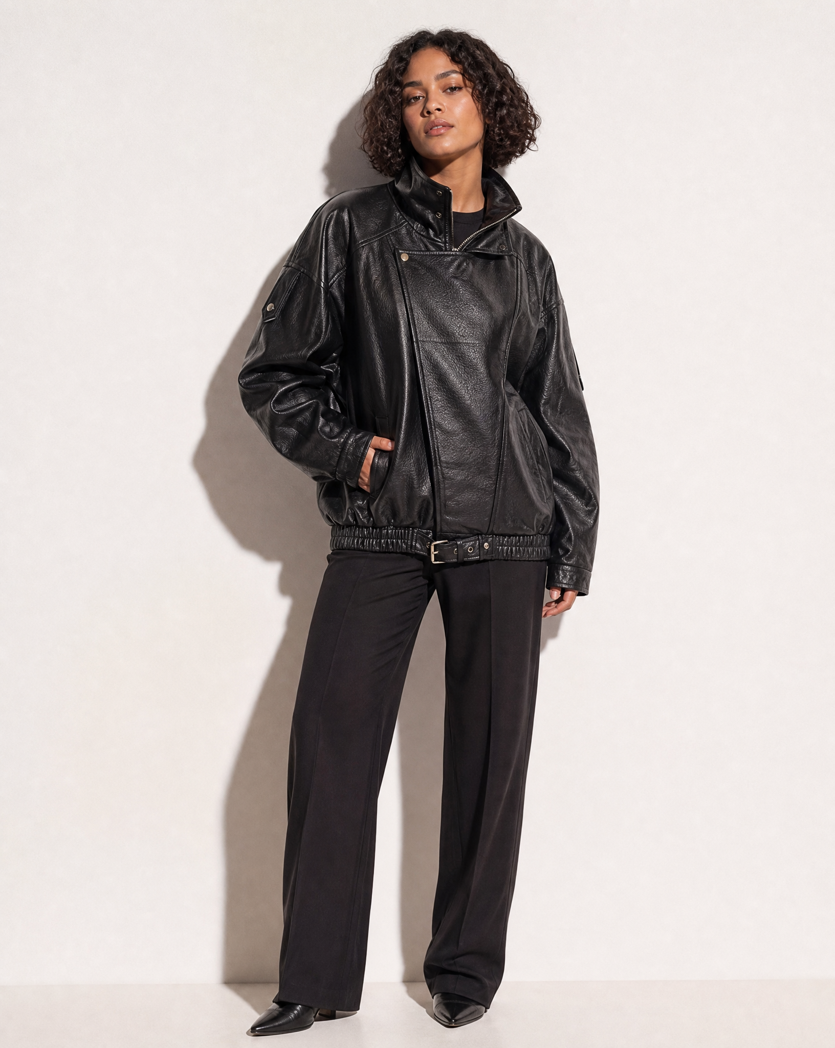 Giacca bomber oversize effetto pelle nero, vista tre-quarti, indossata da Polly 6