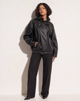 Giacca bomber oversize effetto pelle nero, vista tre-quarti, indossata da Polly 6
