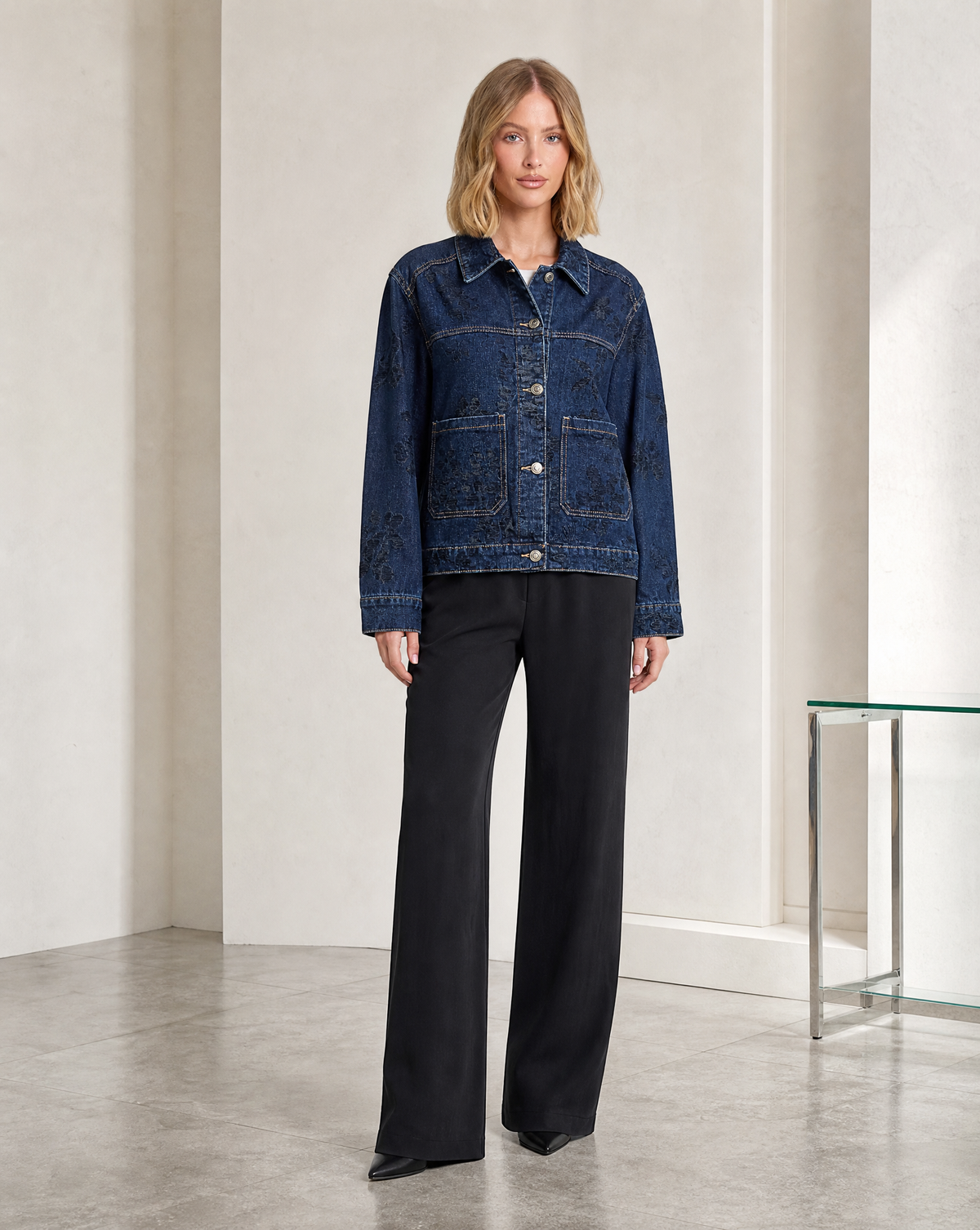Giacca denim effetto vissuto indossata da Polly 5, vista frontale