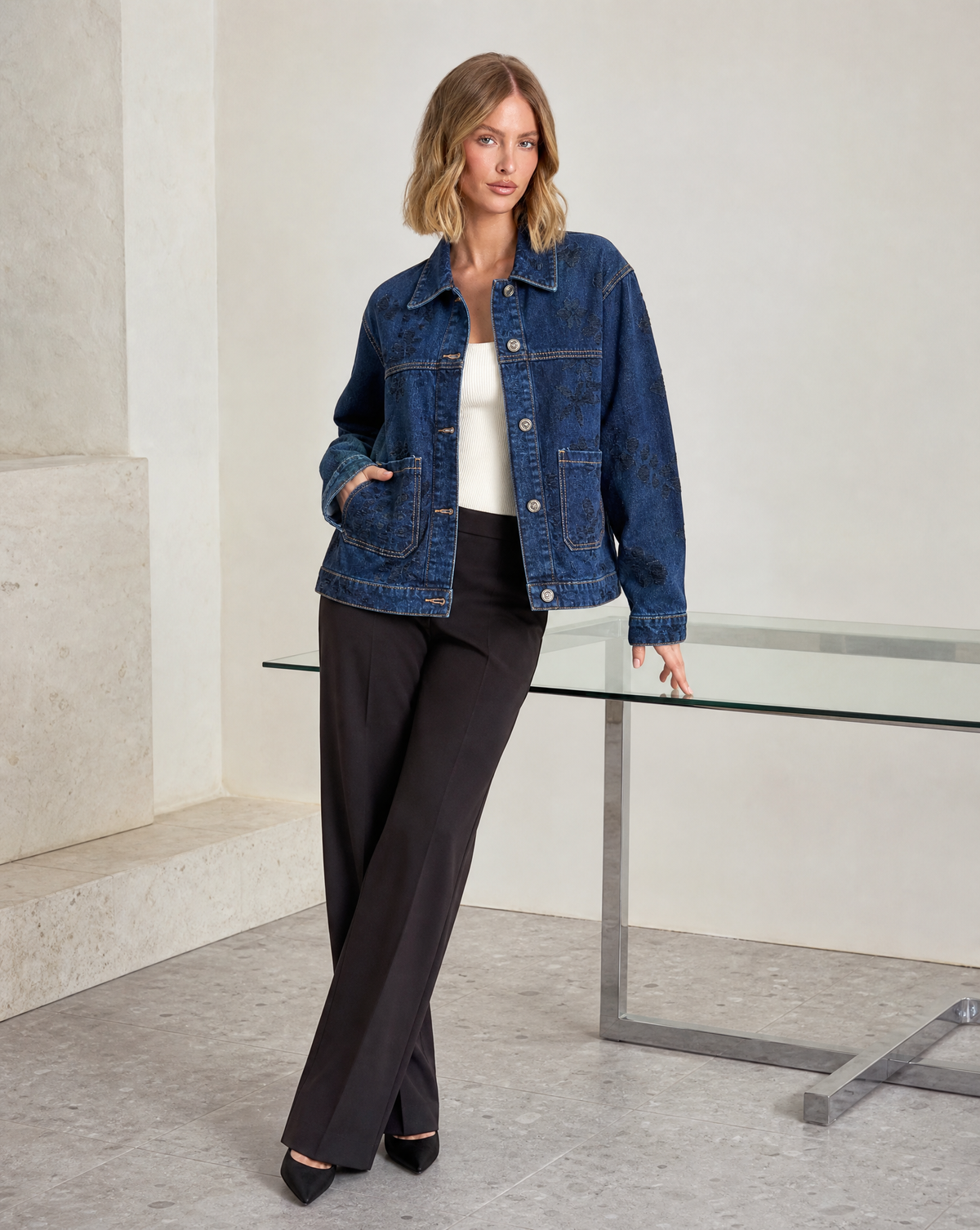 Giacca denim effetto vissuto indossata da Polly 5, vista tre quarti