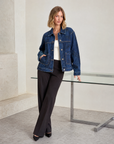 Giacca denim effetto vissuto indossata da Polly 5, vista tre quarti