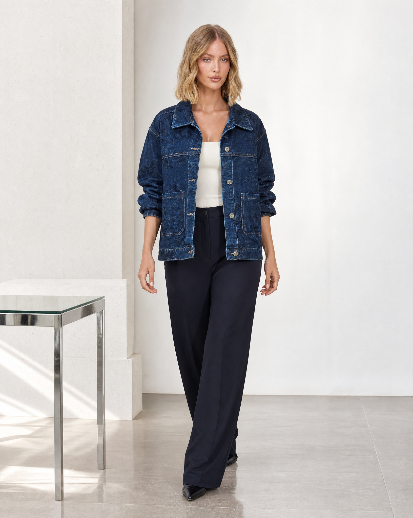 Giacca denim effetto vissuto indossata da Polly 5, dettaglio tasche e cuciture