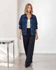 Giacca denim effetto vissuto indossata da Polly 5, dettaglio tasche e cuciture