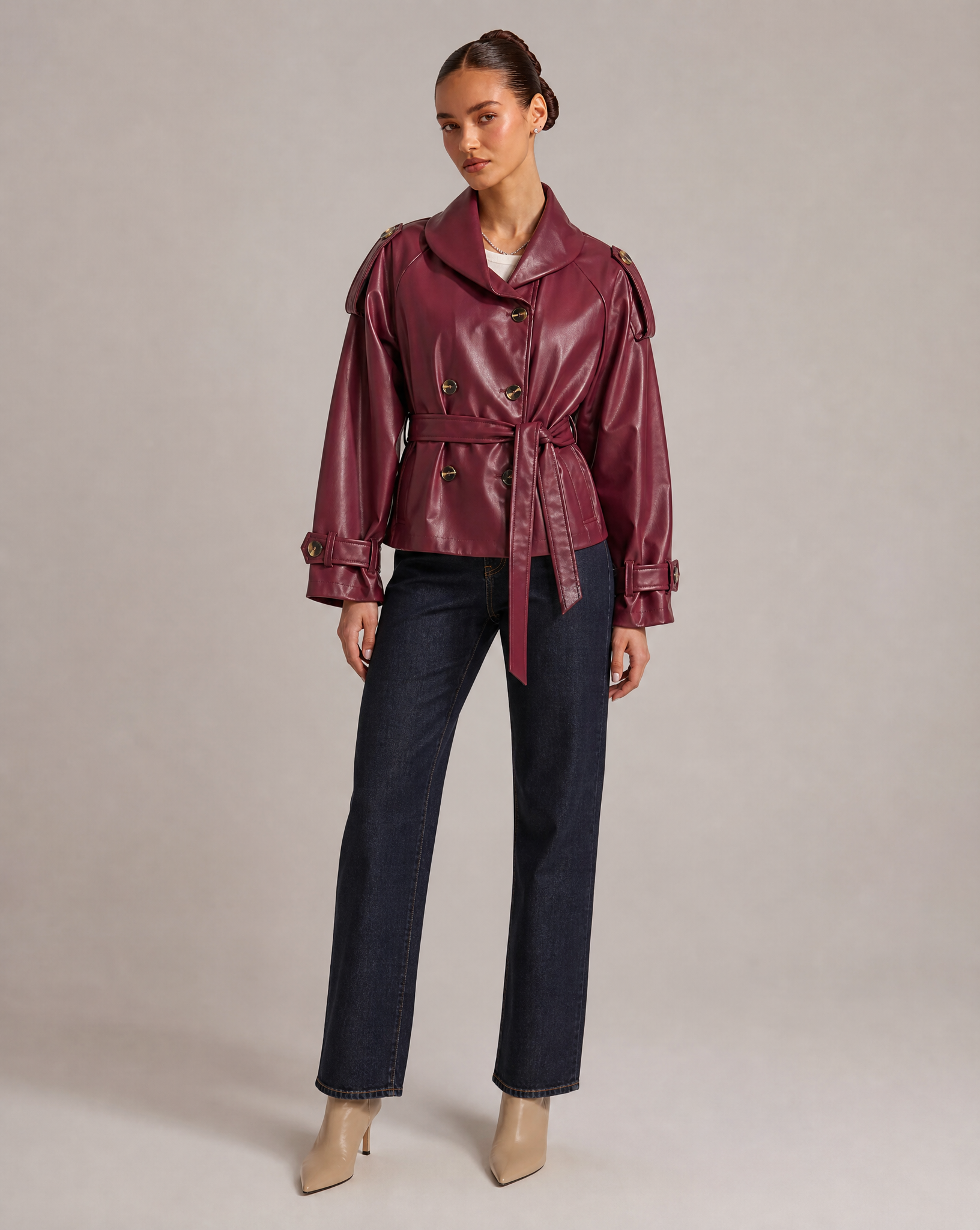 Giacca corta effetto pelle bordeaux con cintura indossata da Polly 6